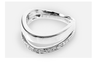 白金的鑽石戒指