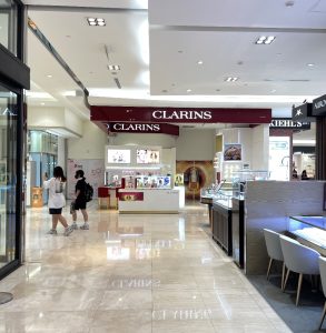 5.於入口處右轉,朝向CLARINS的方向直走